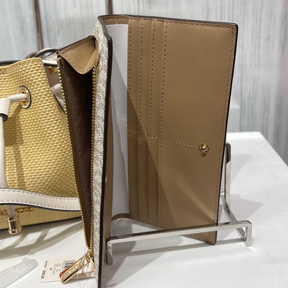 MICHAEL KORS
Reed Large Snap Signature Wallet
Style: 35S3G6RE3B
Camel Multi 
NWT - Picture 11 of 16